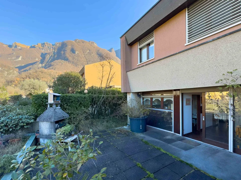 Geräumiges Doppelhaus mit Garten in Melano