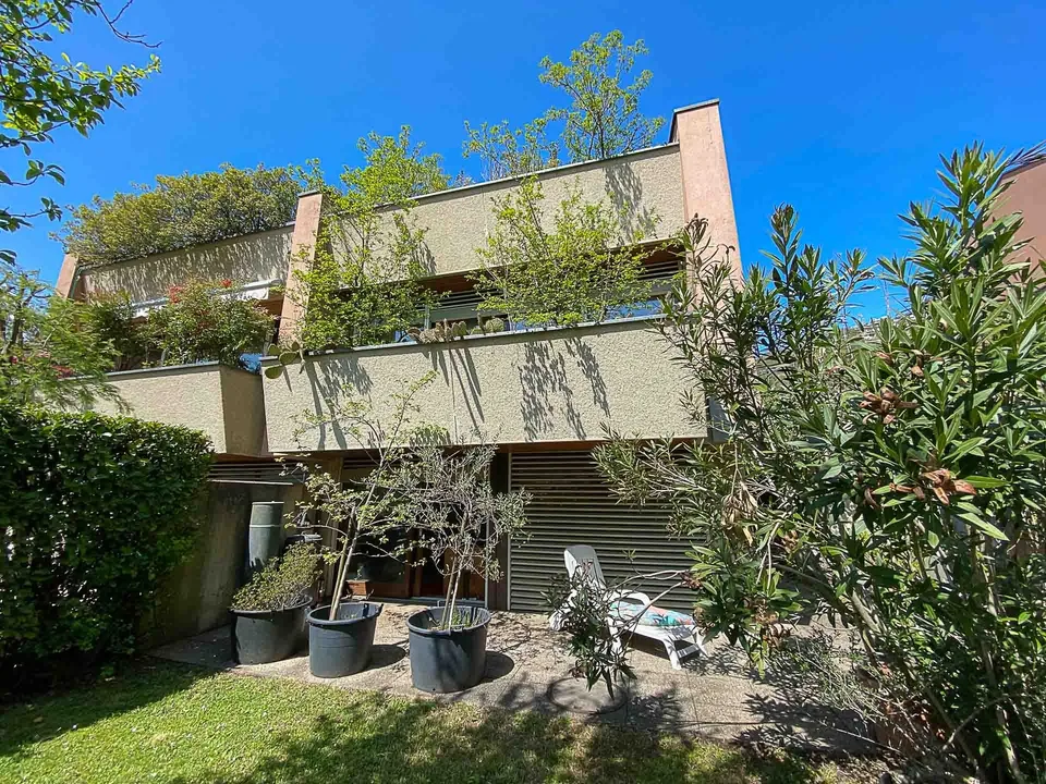 Geräumiges Doppelhaus mit Garten in Melano