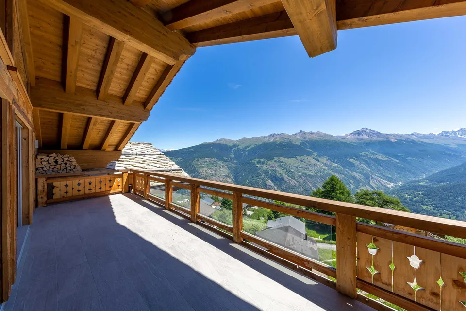 Luxurious ski-in ski-out apartments with panoramic views