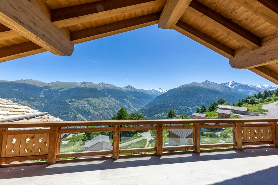 Luxurious ski-in ski-out apartments with panoramic views