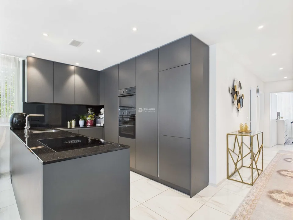 Appartement moderne 4.5 pièces avec balcon & 2 places de parking souterrain à Ottenbach à vendre