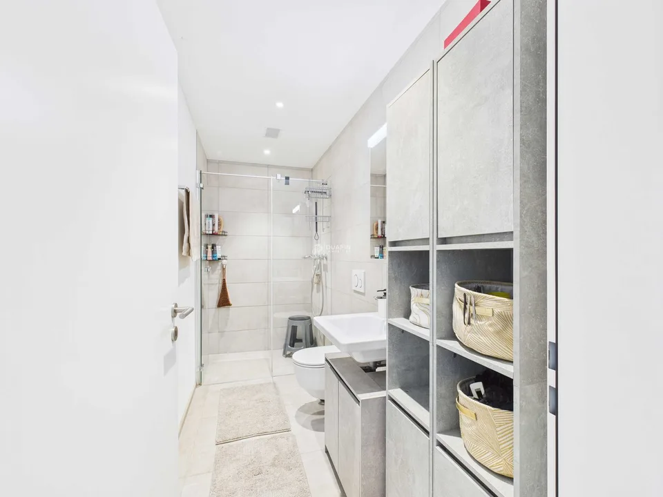 Appartement moderne 4.5 pièces avec balcon & 2 places de parking souterrain à Ottenbach à vendre
