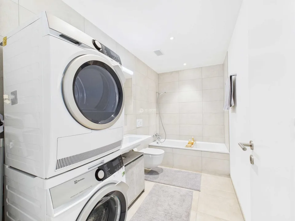 Appartement moderne 4.5 pièces avec balcon & 2 places de parking souterrain à Ottenbach à vendre