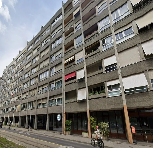 Appartement 4 pièces avec balcon, situé au 2ème étage.