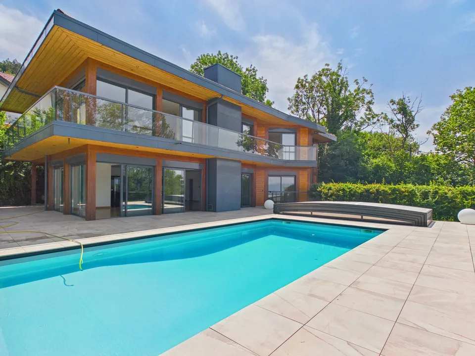 LUCINGES - Moderne Architektenhaus mit 7 Zimmern und Swimmingpool