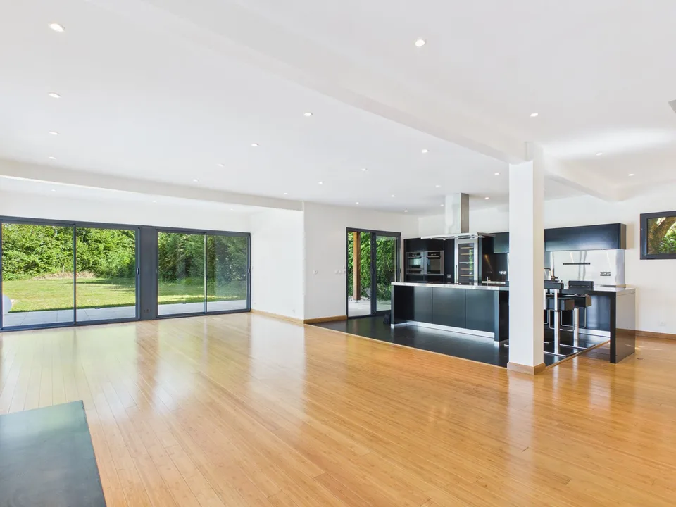LUCINGES - Moderne Architektenhaus mit 7 Zimmern und Swimmingpool