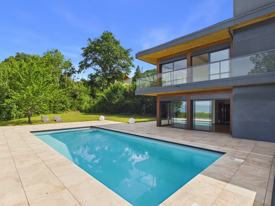 LUCINGES - Moderne Architektenhaus mit 7 Zimmern und Swimmingpool