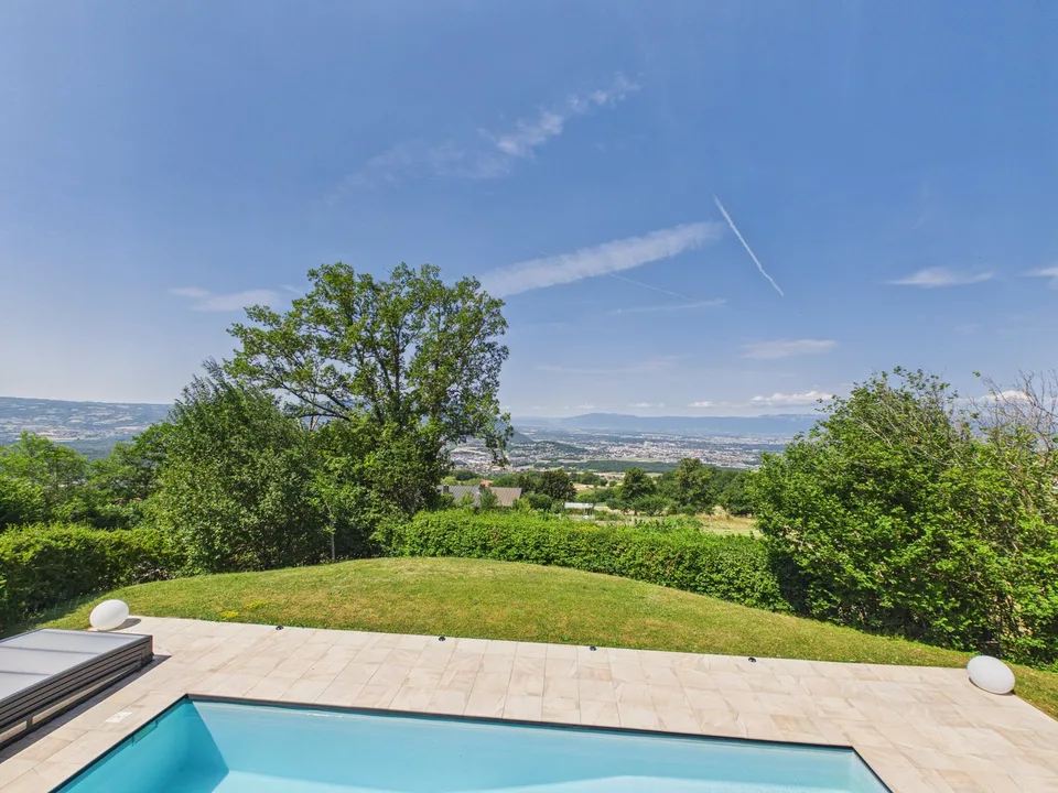 LUCINGES - Moderne Architektenhaus mit 7 Zimmern und Swimmingpool