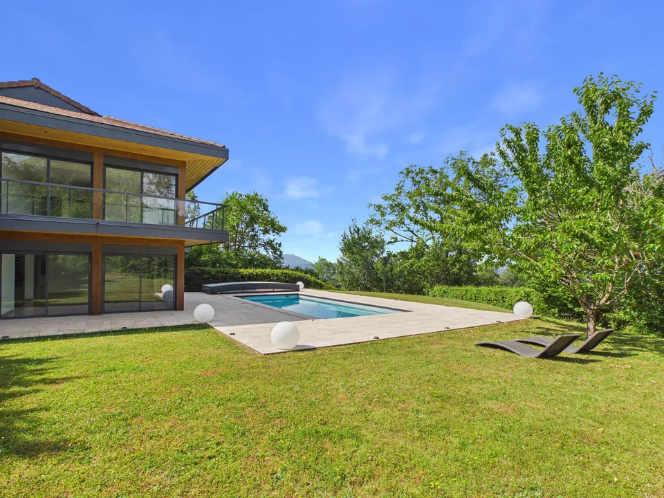 LUCINGES - Maison d'architecte contemporaine de 7 pièces avec piscine.