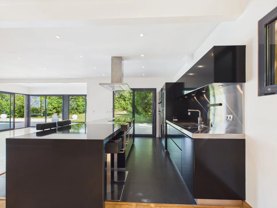 LUCINGES - Moderne Architektenhaus mit 7 Zimmern und Swimmingpool