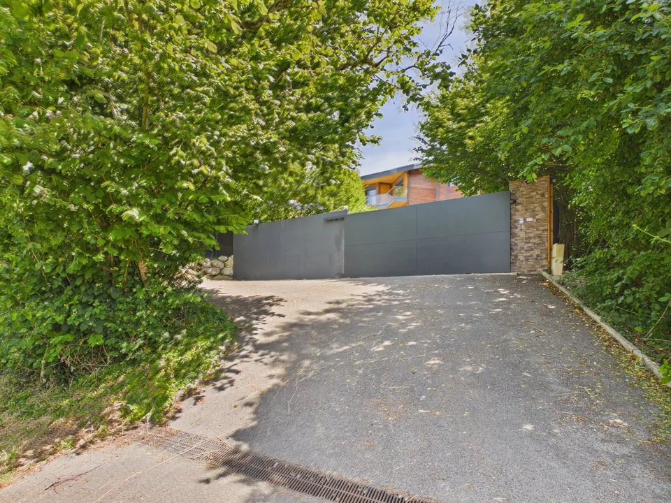 LUCINGES - Moderne Architektenhaus mit 7 Zimmern und Swimmingpool