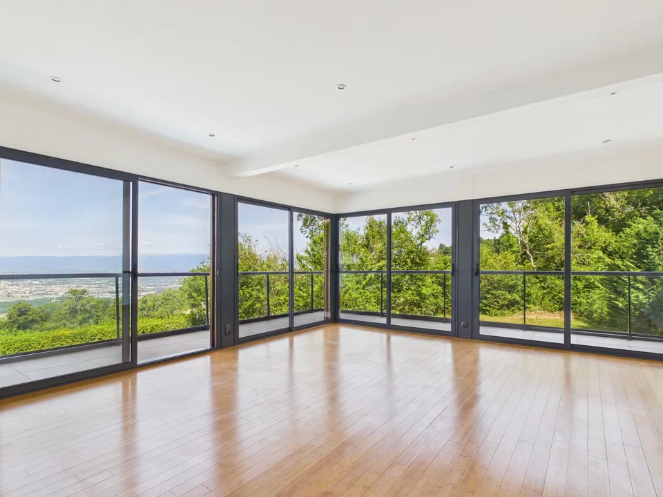 LUCINGES - Moderne Architektenhaus mit 7 Zimmern und Swimmingpool