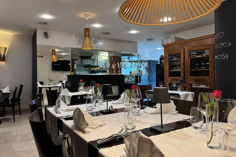 Spazio gastronomico con terrazza a Stans - location visibile in affitto