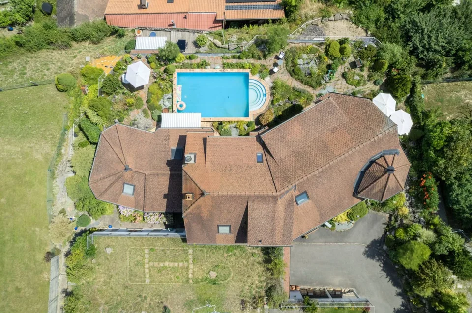 11-room villa with pool and panoramic lake view in Bellerive for sale