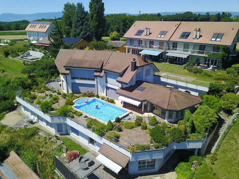 11-room villa with pool and panoramic lake view in Bellerive for sale