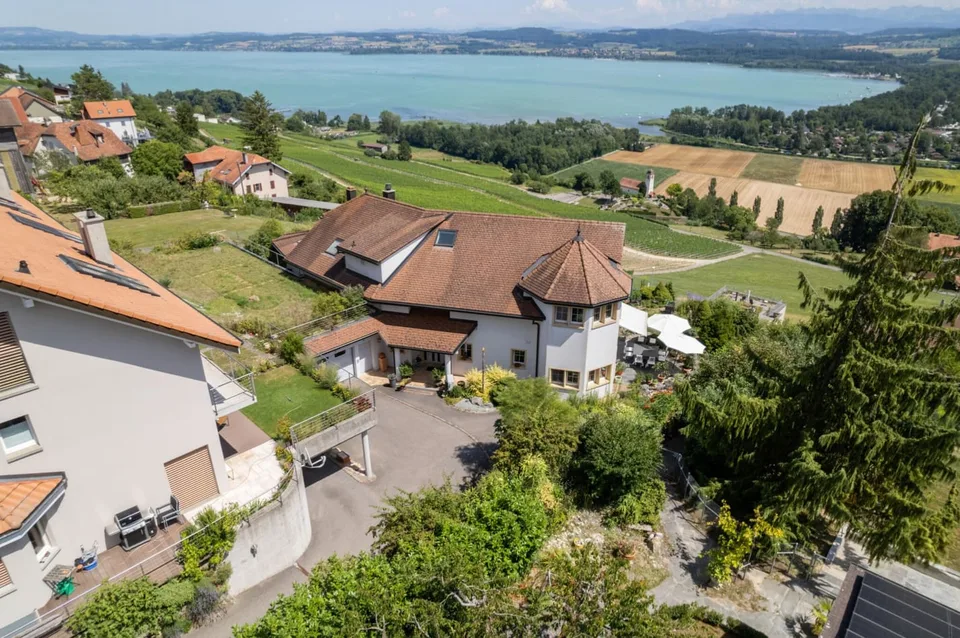 11-room villa with pool and panoramic lake view in Bellerive for sale