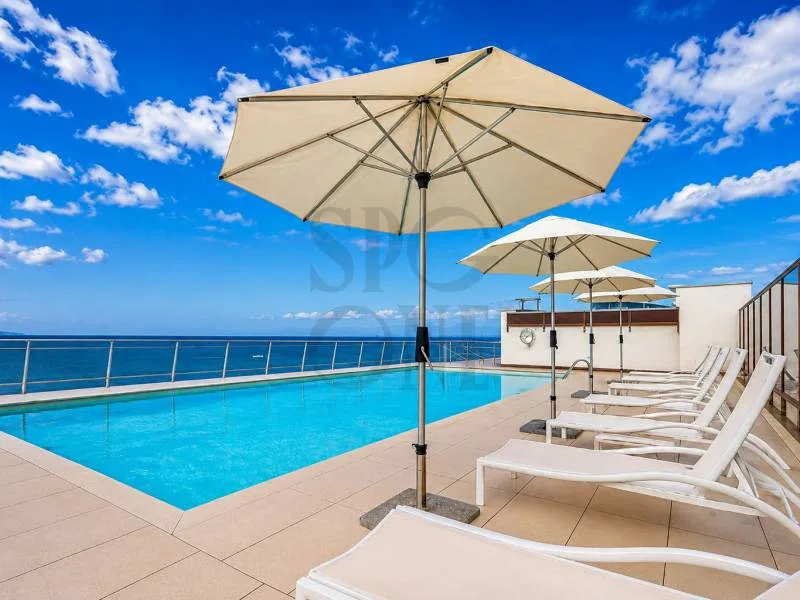 Appartement mit Seeblick und privatem Pool