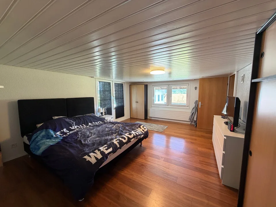 Helle 4.5-Zimmer-Maisonette mit Garten & Galerie in ruhiger Lage