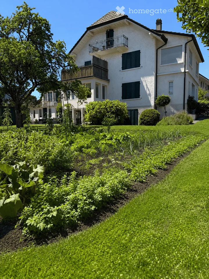 Unique: charmant 3.5 pièces à Bôle avec vue sur le lac et grand jardin, disponible immédiatement
