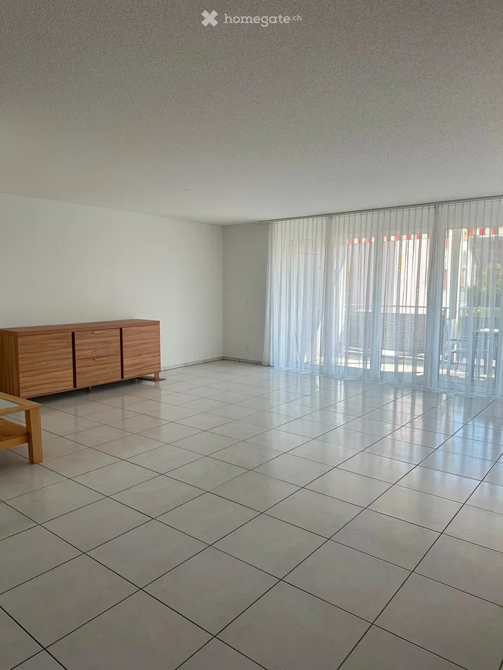 Appartamento luminoso 5.5 locali con balcone a Hunzenschwil – disponibile immediatamente!