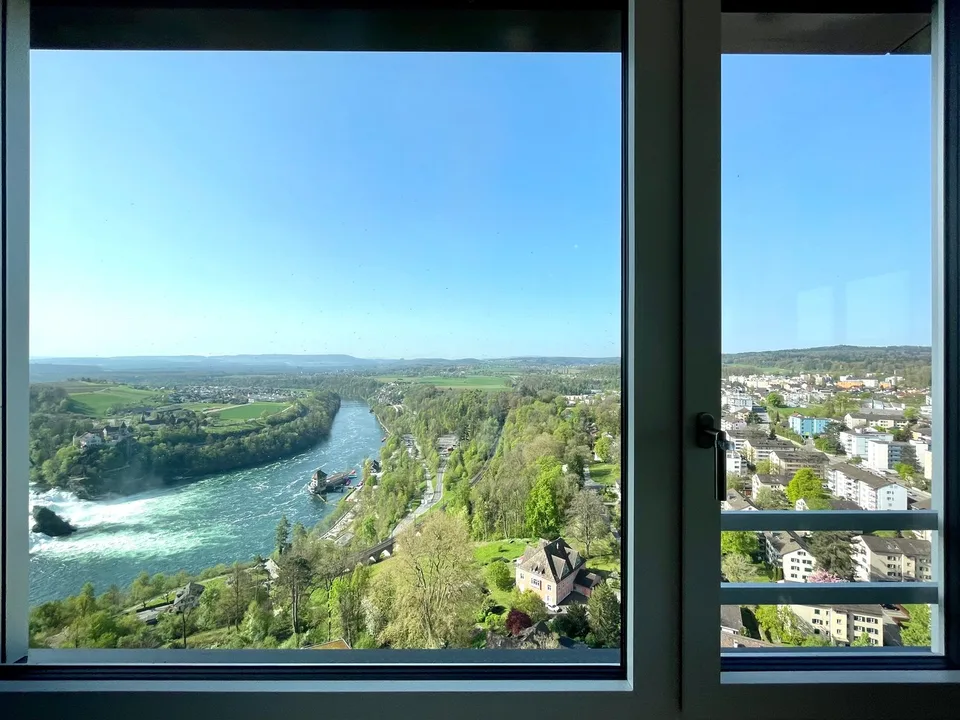Exklusive 4.5 Zimmer Wohnung im Rhyfall Tower mit Rheinblick