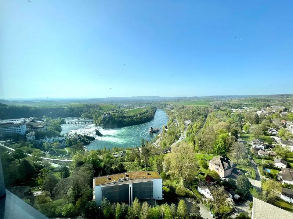 Exklusive 4.5 Zimmer Wohnung im Rhyfall Tower mit Rheinblick