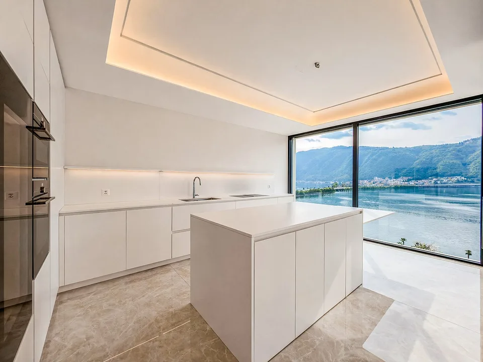 Grand appartement avec jardin et vue splendide sur le lac à Bissone