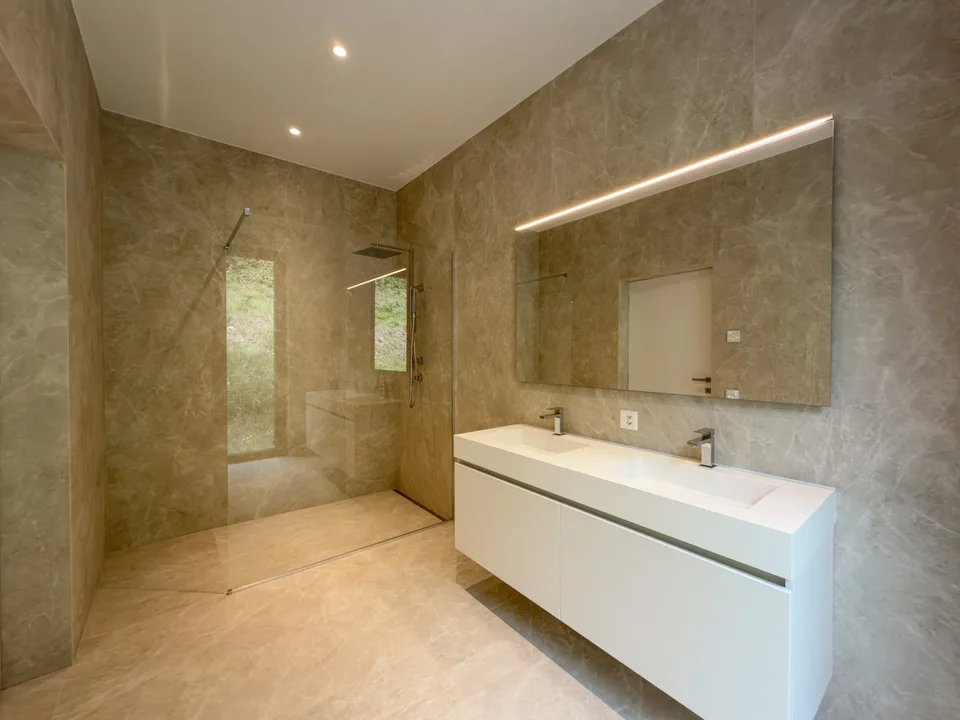 Grand appartement avec jardin et vue splendide sur le lac à Bissone