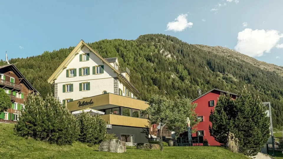 Stilvolles Hotel Vallatscha bei Disentis am Lukmanierpass