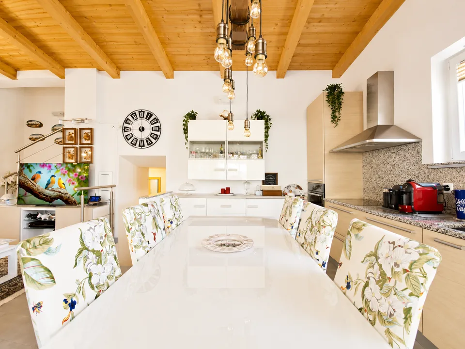 ACCOGLIENTE DUPLEX DI 4.5 LOCALI CON GRANDE SPAZIO ESTERNO PRIVATO A MAGLIASO