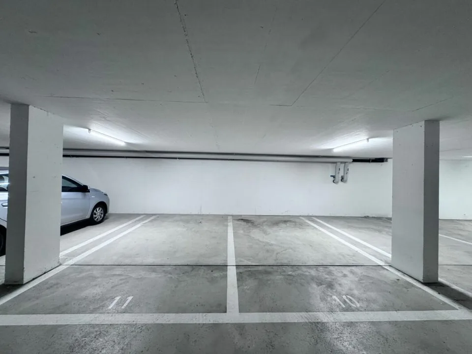 Appartement moderne 2 pièces avec loggia et place de parking à Pratteln