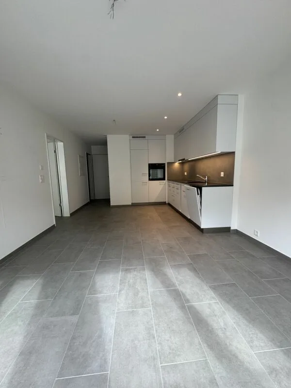 Appartement moderne 2 pièces avec loggia et place de parking à Pratteln