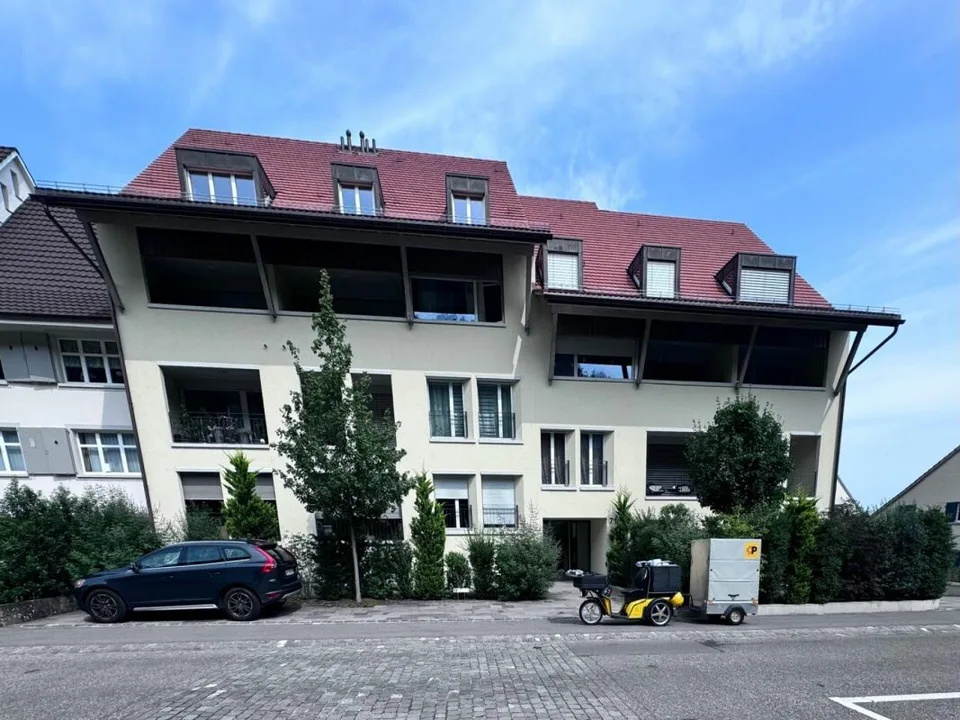 Appartement moderne 2 pièces avec loggia et place de parking à Pratteln