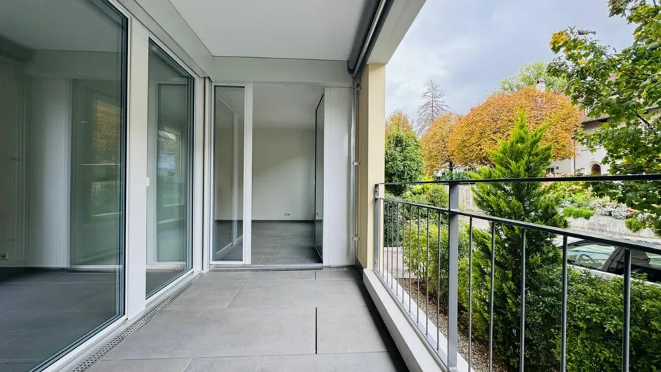 Appartement moderne 2 pièces avec loggia et place de parking à Pratteln
