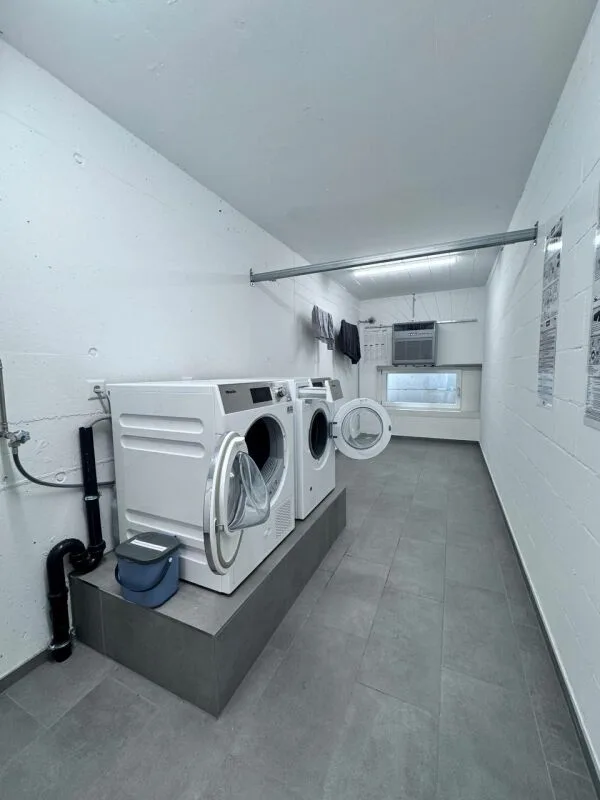 Appartement moderne 2 pièces avec loggia et place de parking à Pratteln