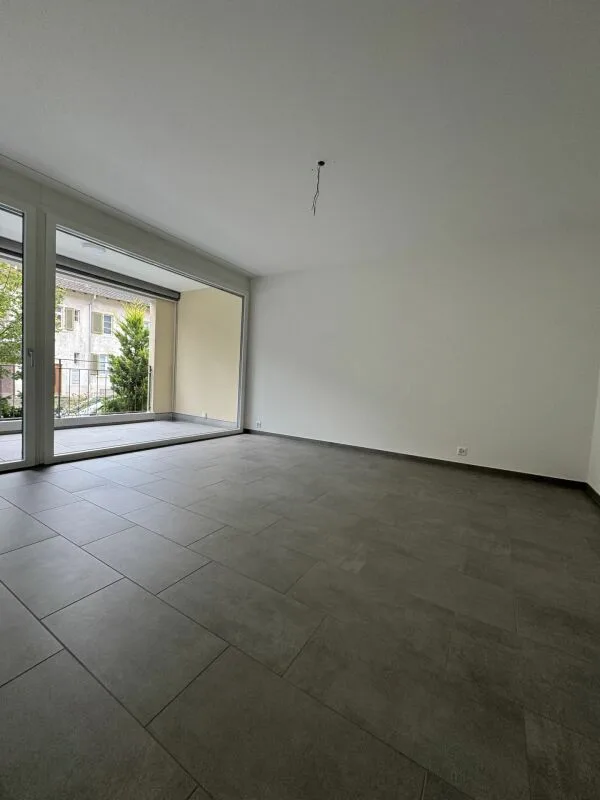 Appartement moderne 2 pièces avec loggia et place de parking à Pratteln
