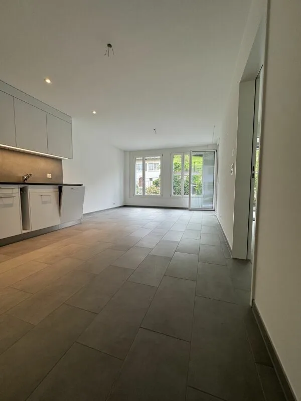 Appartement moderne 2 pièces avec loggia et place de parking à Pratteln