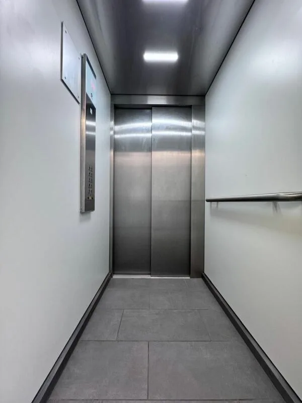 Appartement moderne 2 pièces avec loggia et place de parking à Pratteln