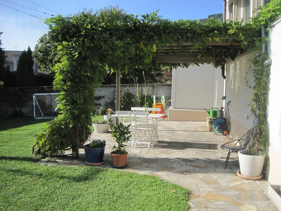 Sehr schönes Haus aus den 30er Jahren, 3 Apartments, 582 m2 Grundstück