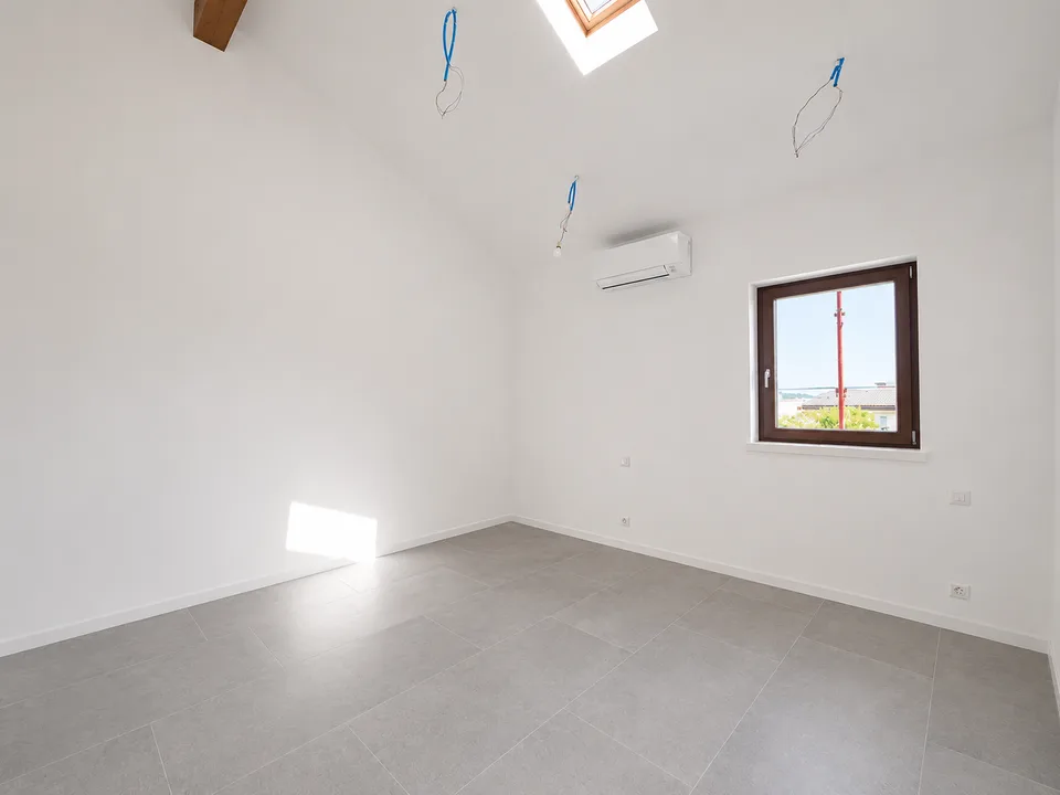 MODERNA CASA UNIFAMILIARE DI NUOVA COSTRUZIONE CON GIARDINO