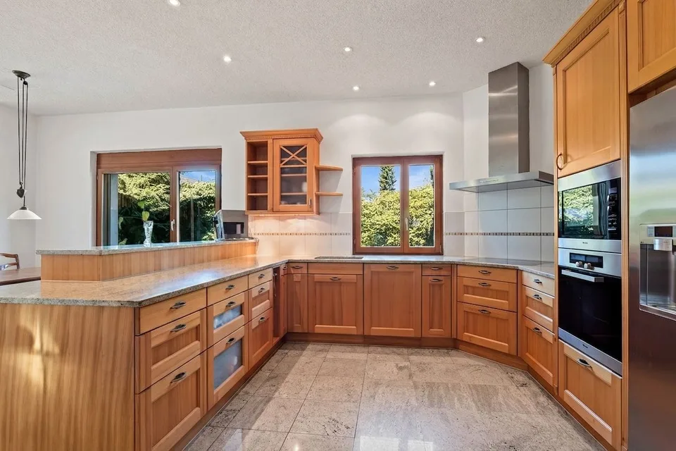 "Exklusive Villa mit Indoor-Pool und parkähnlicher Gartenanlage"