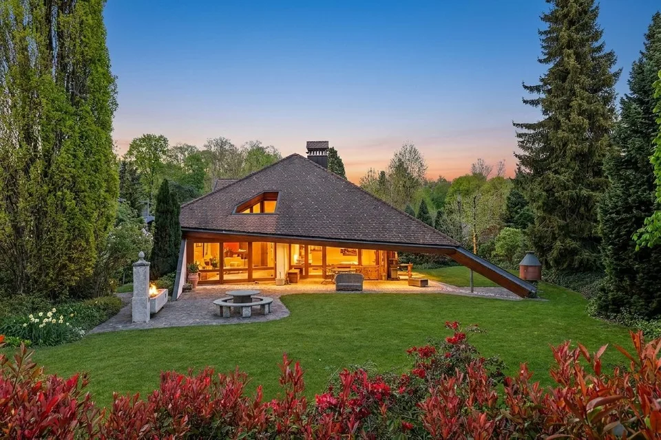 "Exklusive Villa mit Indoor-Pool und parkähnlicher Gartenanlage"