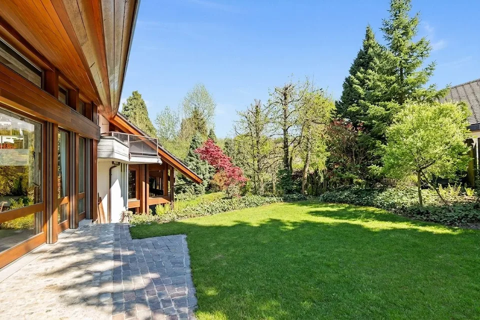 "Exklusive Villa mit Indoor-Pool und parkähnlicher Gartenanlage"