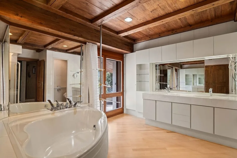 "Exklusive Villa mit Indoor-Pool und parkähnlicher Gartenanlage"