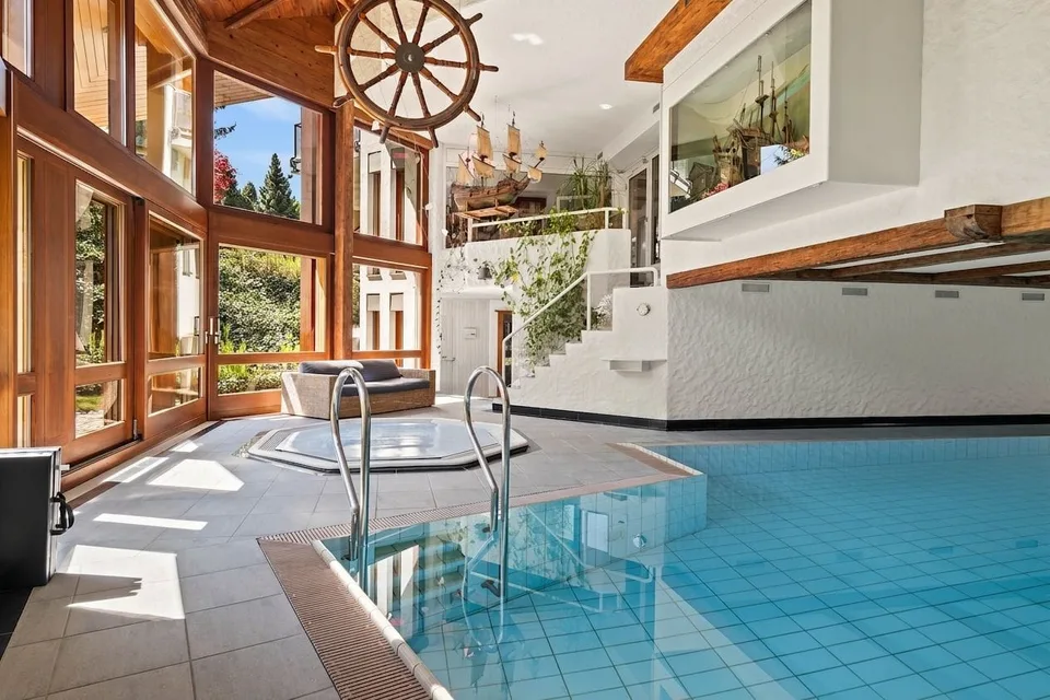 "Exklusive Villa mit Indoor-Pool und parkähnlicher Gartenanlage"