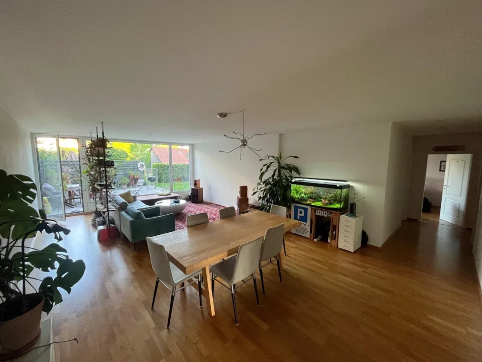 Grosszügiges Wohnen in Zürich Höngg Moderne 5.5 Zimmer Wohnung mit Garten