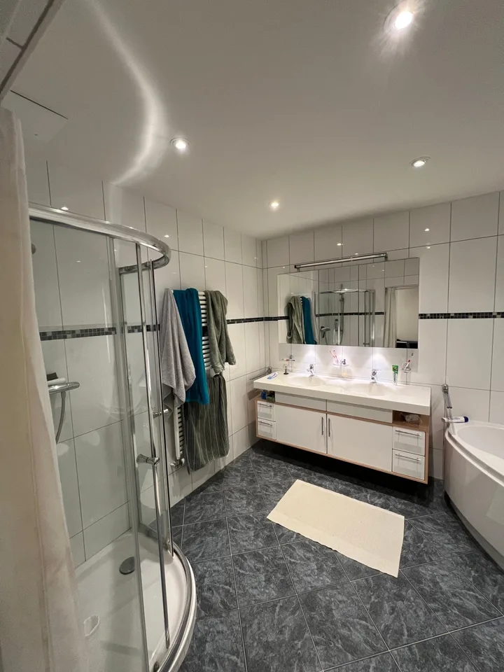 Grosszügiges Wohnen in Zürich Höngg Moderne 5.5 Zimmer Wohnung mit Garten