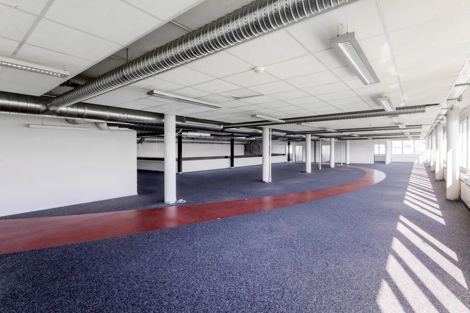 Espace de bureau spacieux à Cham – 540 m² extensible de manière flexible