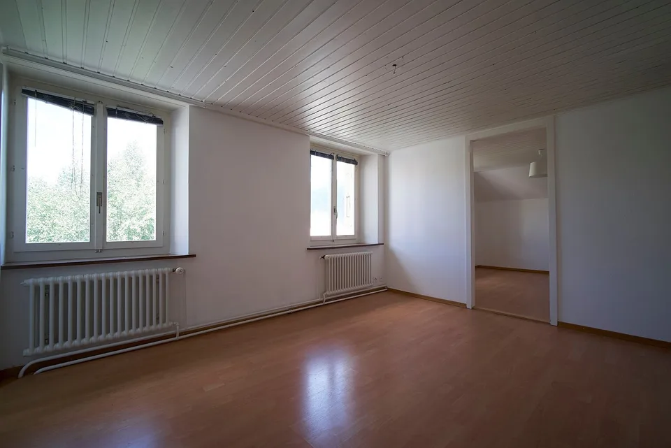 Charming and very bright 3-bedroom apartment with separate kitchen and bathroom