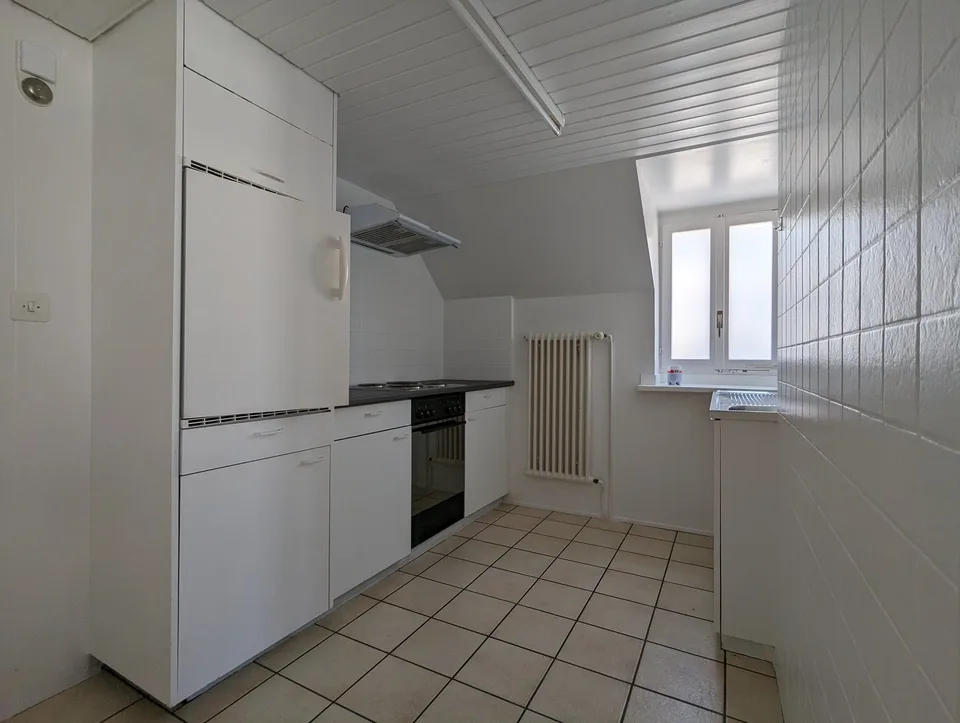 Charming and very bright 3-bedroom apartment with separate kitchen and bathroom